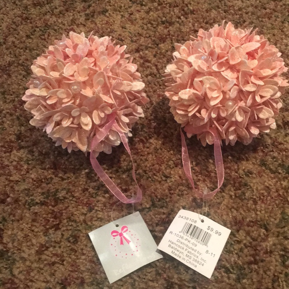 2 Hanging ornaments